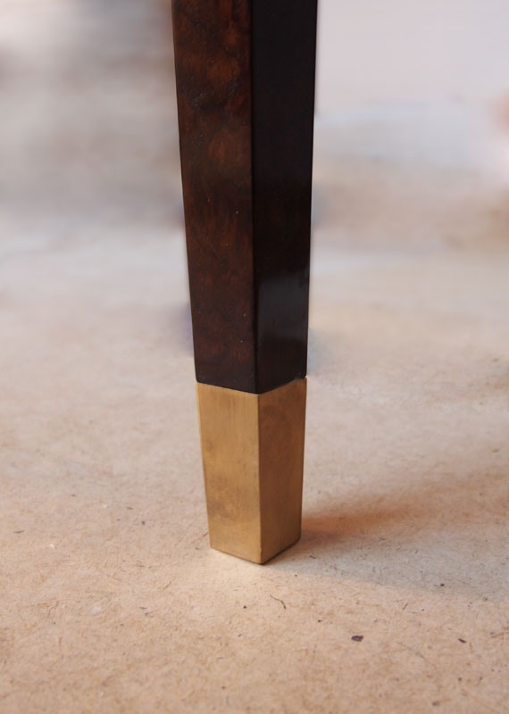 Ножка стола с защитным латунным "каблучком"