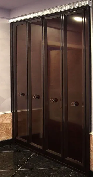 Шкаф с филёнками из клёна "птичий глаз" Шкаф с филёнками из клёна "птичий глаз"