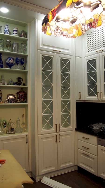 Встроенные кухонные шкафы отделанные эмалью